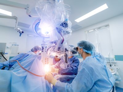 equipe médica em cirurgia com equipamentos de epi adequados