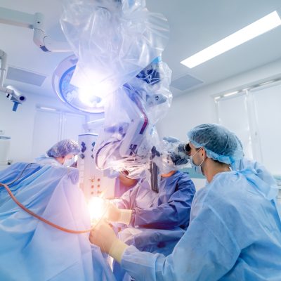 equipe médica em cirurgia com equipamentos de epi adequados